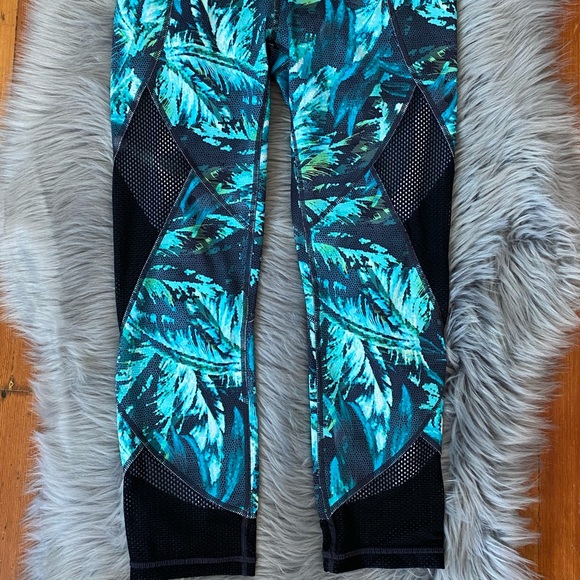 ATHLETA CAPRI LEGGING XS fits Sml Palm Tree Green Pixel Haze Multi Fast Mesh - Picture 1 of 4